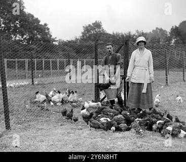 Lady Angela Forbes auf ihrer "Silver Badge" Farm für behinderte Soldaten in Brentwood. 27. Juni 1919 Stockfoto