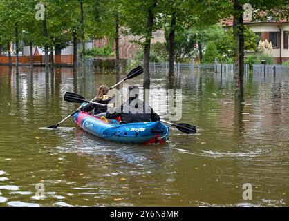 26. September 2024, Brandenburg, Frankfurt (oder): Bewohner des Buschmühlenweges in Frankfurt (oder), der vom Hochwasser der oder überschwemmt wird, sind in einem Schlauchboot unterwegs. In einigen Gemeinden im Hochwassergebiet entlang der oder sind die Wasserstände seit einigen Stunden zurückgegangen. Angesichts der Prognosen für die weiter nördlich gelegene Stadt Frankfurt (oder) sollte auch der aktuelle Hochwasserspiegel in wenigen Stunden dort liegen. Foto: Patrick Pleul/dpa Stockfoto