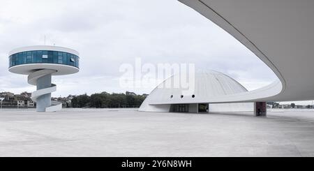 Ein 2:1-Panoramabild des Gebäudes des Internationalen Kulturzentrums Oscar Niemeyer (Centro Niemeyer), das Ergebnis der Kombination eines Kulturkomplexes Stockfoto