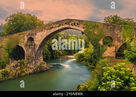 Die römische Brücke in Cangas de Onis, in der spanischen Provinz Asturien mit unterhalb des Viktoriakreuzes. Stockfoto