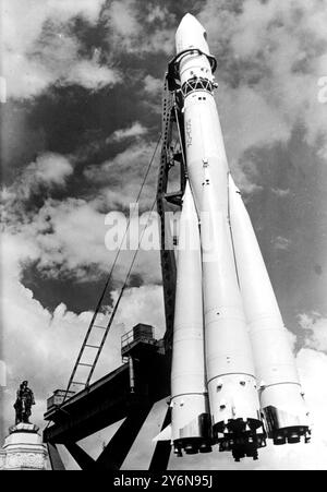 Moskau: Auf der russischen Ausstellung für wirtschaftliche Erwachung, die im „Kosmos“-Pavillon in Moskau stattfindet, ist diese Rakete zu sehen, die 1961 das erste Weltraumschiff Wostok, das von Kosmonaut Juri Gararin gesteuert wurde, in einer Erdumlaufbahn auftrieb. Besucher der Ausstellung können diese dreistufige 38 Meter hohe Rakete sehen, die sozusagen für den Flug bereit war. Das Raumschiff selbst befindet sich in der obersten Stufe der Rakete. August 1967 Stockfoto