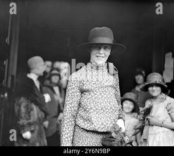 Miss June Williams, die prominente Fallschirmspringerin. 27. April 1929 Stockfoto