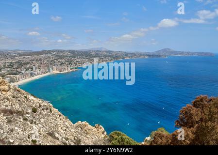 Atemberaubende Aussicht von der Klippe auf die atemberaubende Calpe Bay in Spanien mit kristallklarem Wasser, Sandstränden und majestätischen Felsformationen Stockfoto