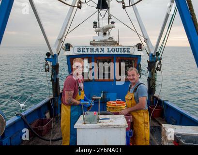 Robert Ball (59 Jahre alt) und sein Sohn Shane (24) fischen im Englischen Ärmelkanal, etwa 8 Meilen vom Hafen von Rye, East Sussex, August 2017. Sie sind über 12 Stunden auf See und fangen hauptsächlich Dover-Seezunge, Scholle, Weißfisch und Dopps. Stockfoto