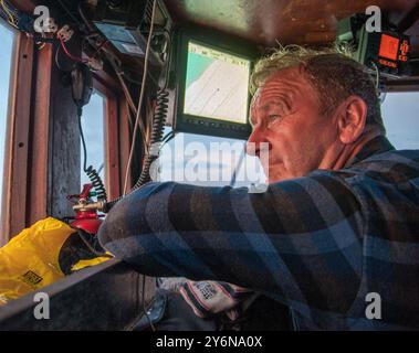 Robert Ball (59 Jahre alt), Fischfang im Ärmelkanal, ca. 8 km vom Hafen von Rye, East Sussesx, August 2017. Robert und sein Sohn Shane sind über 12 Stunden auf See und fangen hauptsächlich Dover-Seezunge, Scholle, Weißfisch und Dopps. Stockfoto