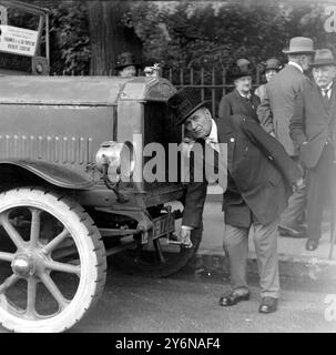 Der jährliche Ausflug der Taxifahrer Benevolent Society. Der alte je Rogers, 84, seit fast 50 Jahren ein Londoner Taxifahrer. August 1926 Stockfoto