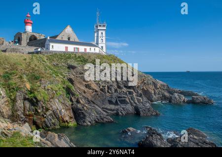 Frankreich. Bretagne. Finistere. Pointe Saint-Mathieu. (Gemeinde Plougonvelin). Der Leuchtturm von Saint Mathieu, die Ruinen von Saint Mathieu de Fin Stockfoto
