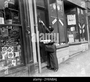 Golder's Green und Hampstead Garden City Bezirke Postfrauen starten ihre Runden. 1917 Stockfoto