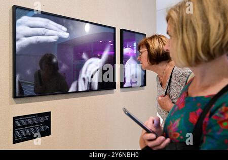 Prag, Tschechische Republik. September 2024. Eine Pressekonferenz zur Eröffnung der Fotografin Libuse Jarcovjakova Retrospektive Ausstellung und Installation 1924-1974-2024 zur Herbstöffnung der Nationalgalerie Prag, 26. September 2024. Quelle: Roman Vondrous/CTK Photo/Alamy Live News Stockfoto