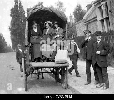 In den Bezirken Golder's Green und Hampstead Garden City beginnen Postfrauen ihre Runden. Stockfoto