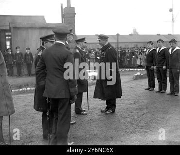 Königlicher Besuch der Immingham Docks. Seine Majestät spricht mit Commander de Vassan, Counteville, Croix de Cuerre, Legion of Honour, Einem französischen Marineoffizier, der 18 Monate in Vedun war. 10. April 1918 Stockfoto