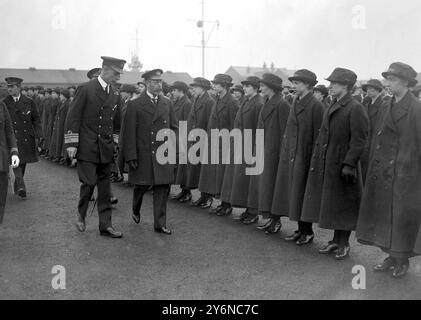 Königlicher Besuch der Immingham Docks. Seine Majestät inspiziert die "Wrens". 10. April 1918 Stockfoto