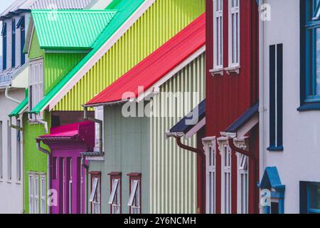 Island, Reykjavik. Fassaden farbenfroher Häuser im Stadtzentrum. Stockfoto