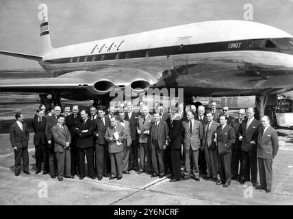 Die Comet war das erste Flugzeug, das einen Linienflugjet für die British Overseas Airways Corporation BOAC startete und die Länder des Commonwealth erheblich näher zusammenbrachte und Großbritannien einen dramatischen Vorsprung in der Luftfahrtindustrie verschaffte. Eine Allparteigruppe von Abgeordneten bereitet sich auf den Besuch im Juni 1952 vor Stockfoto