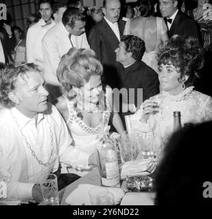 Venedig: Schauspieler Richard Burton und seine Schauspielerin Elizabeth Taylor (rechts) mit Schauspielerin Claudia Cardinale auf der üppigen Party im 400 Jahre alten Vendramin-Clargi Palace am Canal Grande am donnerstag Abend. Die Party war das gesellschaftliche Highlight des 28. Filmfestes von Venedig und wurde von einer Menge von Stars und betitelten Italienern besucht. Die Burtons sind von Sardinien geflogen, wo sie einen Film drehen, um an der Party teilzunehmen. 11. September 1967 Stockfoto