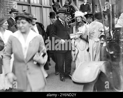 Baseballspiel am Unabhängigkeitstag an der Stamford Bridge. Herr und Frau Asquith. 4. Juli 1918 Stockfoto