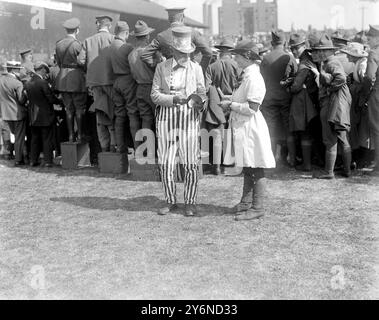 Baseballspiel am Unabhängigkeitstag an der Stamford Bridge. Onkel Sam kauft ein Programm von einem Landmädchen. 4. Juli 1918 Stockfoto