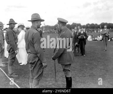 Die Royal besucht Military Sport's und Fete in Aldershot. Der König spricht mit amerikanischen Soldaten. 25. August 1917 Georg VI. (Albert Friedrich Arthur George) britischer Herrscher; König von Großbritannien 1936–1952; letzter Kaiser von Indien 1936–1947; Bruder von Eduard VIII.; Sohn von Georg V.  1895-1952 Stockfoto