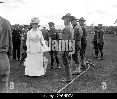 Die Royal besucht Military Sport's und Fete in Aldershot. Die Königin spricht mit amerikanischen Soldaten, die am Tug-of-war teilgenommen haben. August 1917 El Stockfoto