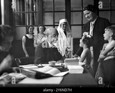 Kriegskrise, 1940 Luftangriff Vorkehrungen, die den Arzt passieren - Vorläufer für die Evakuierung von Kindern in Übersee. 12. Juni 1940 Stockfoto