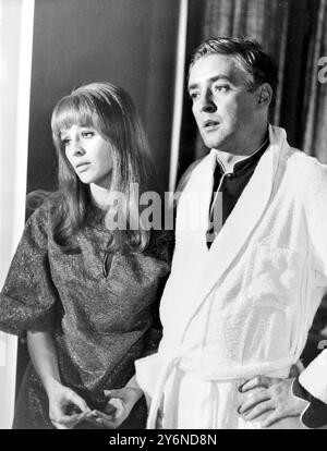 London: Dieses Bild zeigt die Schauspielerin des Jahres Julie Christie und Oskar Werner am Set ihres neuesten Films Fahrenheit 451, den Francois Truffaut aus einem meistverkauften Science-Fiction-Roman inszeniert. Beide Stars sind auch heiße Anwärter auf die Oscar Awards 1966. 22. Februar 1966 Stockfoto