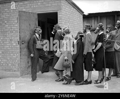 Kriegskrise, 1940. Luftangriff-Vorsichtsmaßnahmen der Tatort im Chelsea Town Hall, wo die Öffentlichkeit eingeladen hat, die Gaskammer zu benutzen, um ihre Atemschutzgeräte zu testen. 15. Juli 1940 Stockfoto