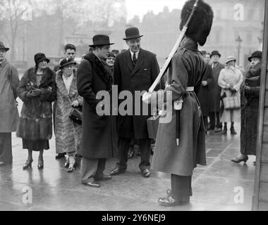 Einweihung im Buckingham Palace. Mr. Randolph Churchill und Sir George Penny. 18. Februar 1936 Stockfoto