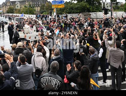 Luxemburg, Luxemburg. September 2024. Papst Franziskus winkt dem Volk während seines Besuchs in Luxemburg zu, während er im Popamobile reist. Quelle: Harald Tittel/dpa/Alamy Live News Stockfoto