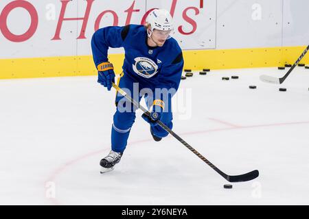 München, Deutschland. September 2024. Bowen Byram (Buffalo Sabres, Nr. 4). GER, Buffalo Sabres, Eishockey, Trainingssession vor dem Grand Opening des SAP Garden, 26.09.2024. Foto: Eibner-Pressefoto/Franz feiner Credit: dpa/Alamy Live News Stockfoto