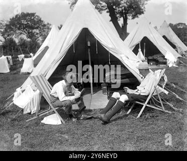 Erntearbeiter-Camp in Weasenham, Norfolk, wo Schulmeister und Geistliche bei der Ernte helfen. Organisiert von Pfarrer Gough McCormick Vikar vom St. Michael's Chester Square. Ruhe vor dem Lager. Stockfoto