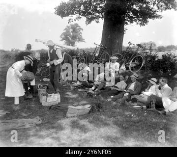 Erntemaschinen campen in Weasenham, Norfolk, wo Schulmeister und Geistliche bei der Ernte helfen. Stockfoto
