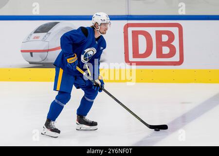 München, Deutschland. September 2024. Bowen Byram (Buffalo Sabres, Nr. 4). GER, Buffalo Sabres, Eishockey, Trainingssession vor dem Grand Opening des SAP Garden, 26.09.2024. Foto: Eibner-Pressefoto/Franz feiner Credit: dpa/Alamy Live News Stockfoto