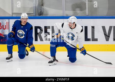 München, Deutschland. September 2024. Bowen Byram (Buffalo Sabres, #4) und Mattias Samuelsson (Buffalo Sabres, #23). GER, Buffalo Sabres, Eishockey, Trainingssession vor dem Grand Opening des SAP Garden, 26.09.2024. Foto: Eibner-Pressefoto/Franz feiner Credit: dpa/Alamy Live News Stockfoto