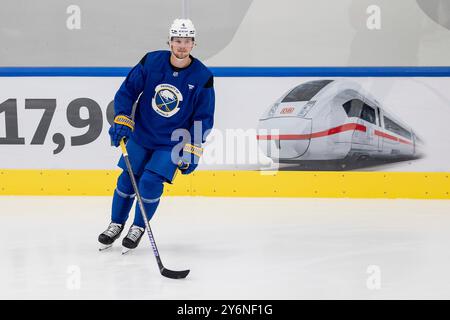 München, Deutschland. September 2024. Bowen Byram (Buffalo Sabres, Nr. 4). GER, Buffalo Sabres, Eishockey, Trainingssession vor dem Grand Opening des SAP Garden, 26.09.2024. Foto: Eibner-Pressefoto/Franz feiner Credit: dpa/Alamy Live News Stockfoto