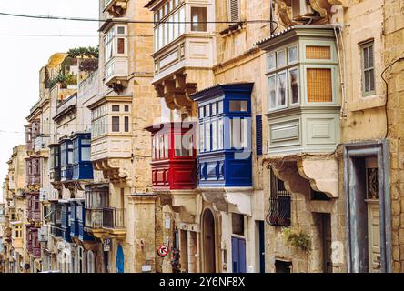 Wunderschöne Altstadt in Malta, Valletta mit traditionellen bunten hölzernen Balkonen, die Gallarija genannt werden. Stockfoto