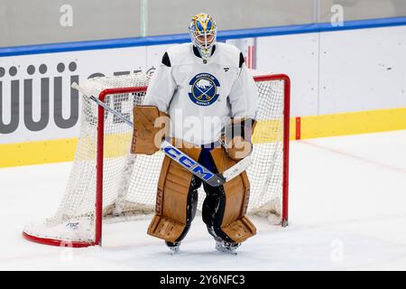 München, Deutschland. September 2024. Devon Levi (Torwart/Goalie, Buffalo Sabres, #27). GER, Buffalo Sabres, Eishockey, Trainingssession vor dem Grand Opening des SAP Garden, 26.09.2024. Foto: Eibner-Pressefoto/Franz feiner Credit: dpa/Alamy Live News Stockfoto