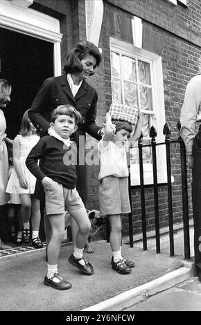 London: In der Hoffnung auf eine Gelegenheit, die Vögel im London Park zu füttern ... Meister John Kennedy, 4 Jahre alt. Mit dem ganzen Brotbrot auf dem Kopf machte er sich mit Mutter, Mrs. Jacqueline Kennedy, der Witwe des verstorbenen Präsidenten der Vereinigten Staaten, und Master Anthony Radziwill, seinem Cousin, auf eine kurze Besichtigungstour mit einem Besuch des Buckingham Palace. Mai 1965 Stockfoto