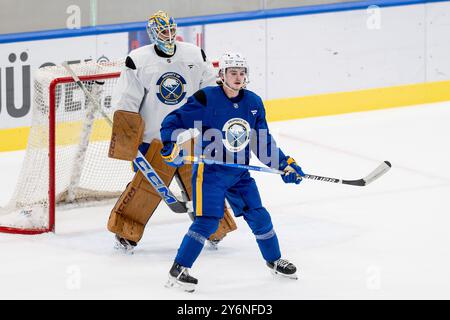 München, Deutschland. September 2024. Zach Benson (Buffalo Sabres, #9) vor Devon Levi (Torwart/Goalie, Buffalo Sabres, #27). GER, Buffalo Sabres, Eishockey, Trainingssession vor dem Grand Opening des SAP Garden, 26.09.2024. Foto: Eibner-Pressefoto/Franz feiner Credit: dpa/Alamy Live News Stockfoto