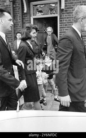 London: In der Hoffnung auf eine Gelegenheit, die Vögel im London Park zu füttern ... Meister John Kennedy, 4 Jahre alt. Mit dem ganzen Brotbrot auf dem Kopf machte er sich mit Mutter, Mrs. Jacqueline Kennedy, der Witwe des verstorbenen Präsidenten der Vereinigten Staaten, und Master Anthony Radziwill, seinem Cousin, auf eine kurze Besichtigungstour mit einem Besuch des Buckingham Palace. Mai 1965 Stockfoto