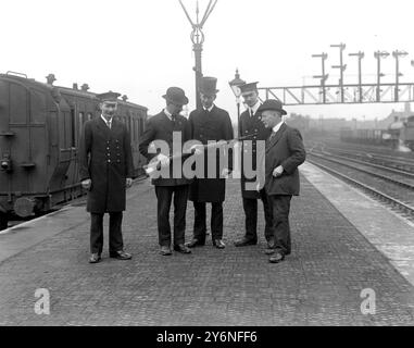 Die Mitarbeiter der Kreuzungsstation Willesden stellten im Zusammenhang mit dem Kriegssparprogramm ein deutsches Gewehr vor. Stockfoto