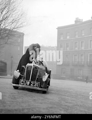 Das Auto, das angeblich der billigste jemals in Britian produziert wurde, wurde in London von der British Moat Boat Manufacturing Company demonstriert. Das neue Fahrzeug ist der Scoot-Wagen, der mit einem Motor von nur 1/2 PS zwei Personen mit Geschwindigkeiten von bis zu 45 km/h auf einer Kraftstoffmenge von 80 km bis zur Gallone transportieren kann. 2. April 1936 Stockfoto