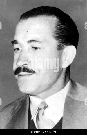 Dieser Mann erwähnte prominent, dass er die verschiedenen Zweige der bundeswehr anführte. Ehemaliger General Adolf Galland, Leiter der Luftwaffe. 14. Mai 1955 Stockfoto