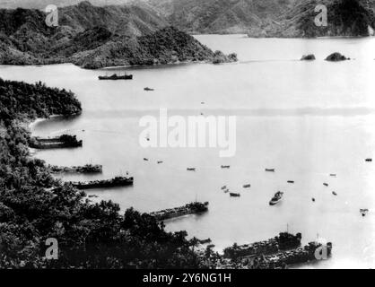 US-amerikanische LST-Schiffe (links) legen am 22. April 1944 Truppen und Kriegsausrüstung am Strand der Tanahmera Bay ab, als kleinere Landungsboote vor der Küste manövrieren. Drei gleichzeitige Landungen an der Nordküste Neuguineas, die in der Tanahmera Bay bei Hollandia und Aitape im Osten durchgeführt wurden, brachten einen weiteren 150 Meilen langen Küstenabschnitt unter Kontrolle der Alliierten. Zwei weitere Landungen sechs Tage später verschärften die alliierte Falle um schätzungsweise 60.000 feindliche Truppen, die im nördlichen Küstengebiet des Südwestens verstreut waren Stockfoto