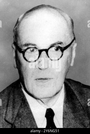 Dieser Mann erwähnte prominent, dass er die verschiedenen Zweige der bundeswehr anführte. Ehemaliger General Ludwig Cruewell, Cheif des Stabes der Bundeswehr. 14. Mai 1955 Stockfoto