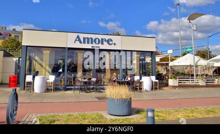 Szczecin, Polen. 14. September 2024. Blick auf oder Boulevards und Gastronomiebetriebe. Stockfoto