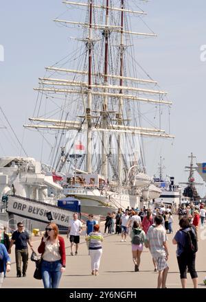 Touristen im Hafen von Gdynia Besichtigungen der ORP Blyskawica und dar Pomorza Schiffe in Gdynia, Polen, Europa, EU Stockfoto