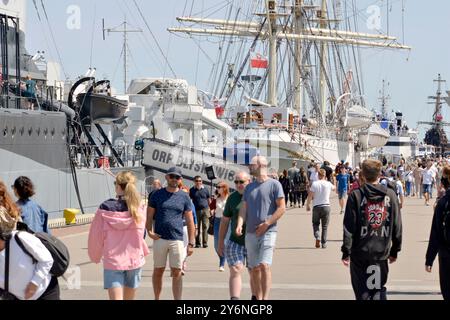 Touristen im Hafen von Gdynia Besichtigungen der ORP Blyskawica und dar Pomorza Schiffe in Gdynia, Polen, Europa, EU Stockfoto