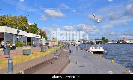 Szczecin, Polen. 14. September 2024. Blick auf oder Boulevards und Gastronomiebetriebe. Stockfoto