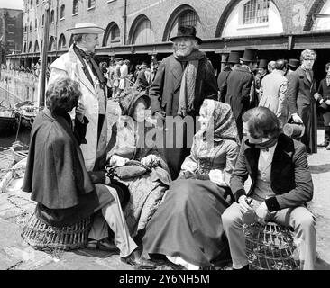 London: Dreharbeiten von David Copperfield in London. Links stehend Sir Ralph Richardson (Mr. Micawber), Sir Michael Redgrave (Mr. Peggotty). Auf den Sitzen befinden sich Robin Phillips (David Copperfield), Wendy Hiller (Mrs. Micawber), Sinead Cusack 21 (Emily) und Corin Redgrave (The of Steerforth). Juni 1969 Stockfoto