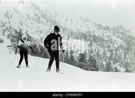 St. Moritz: Während seines ersten Skitours auf den Chantarella-Pisten hier, fährt John Lennon, von Englands berühmten Pop-Songstern, den Beatles, auf Ski. 28. Januar 1965 Lennon, John Ono (orig. John Winston Lennon) englischer Sänger und Songwriter; Mitglied der Beatles 1962–1970; ermordet  1940-1980 Stockfoto